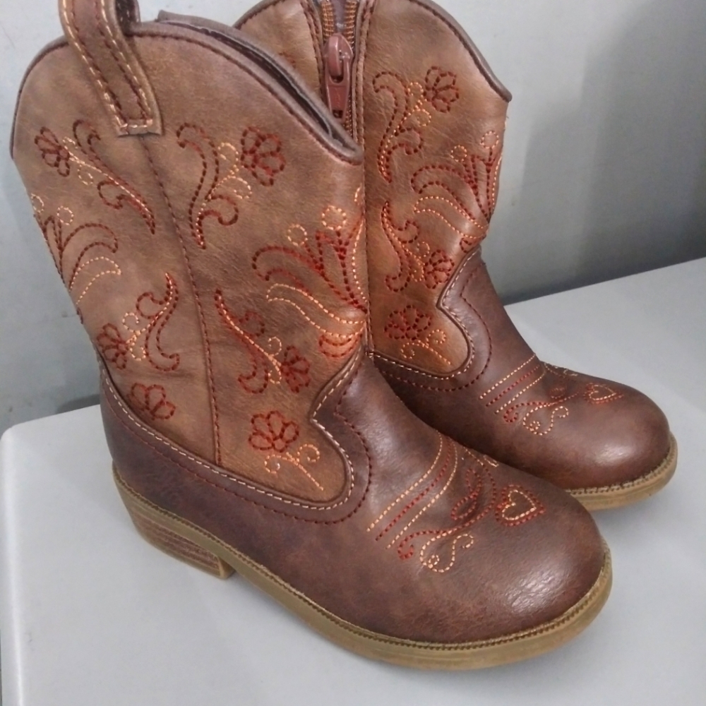 Excellent condition Size 9 Girl's cowboy boots by Cat & Jack
